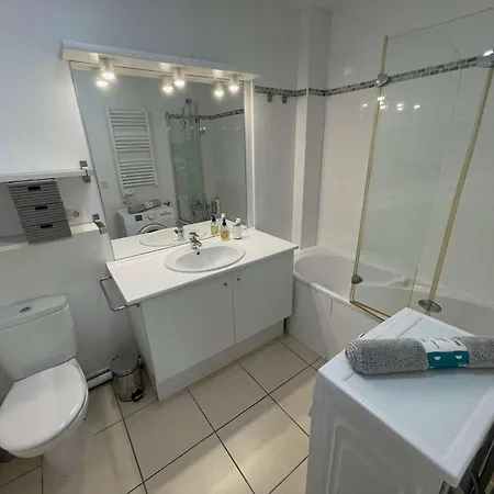Apartamento Locations De A Six-fours Avec Piscine Et Parking Prive Et A 800m De La