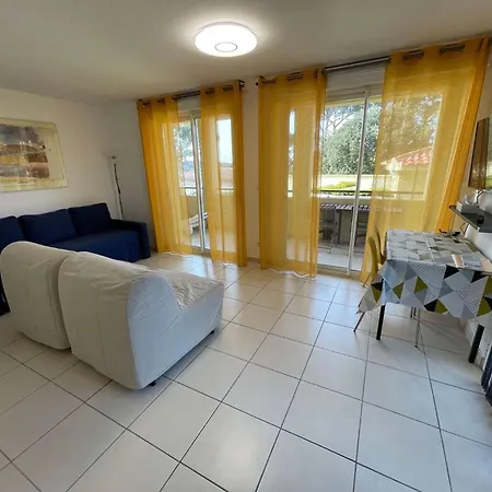 Apartment Locations De A Six-fours Avec Piscine Et Parking Prive Et A 800m De La